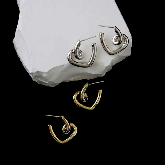 ✨NEW✨ New style special heart shape stud earrings. - Picture 1 of 5